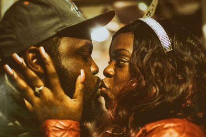 kissing-couple-public-670×335