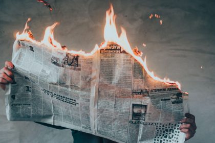 newspaper-burn-fire-trust-news-sites-featured