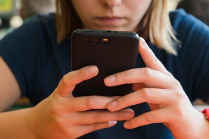 smartphone-reading-stories