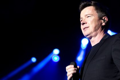 rick-astley-on-stage