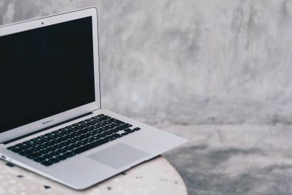 laptop-macbook-air-blank-screen-featured