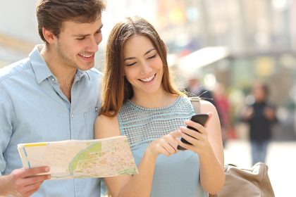 tourists-smartphone