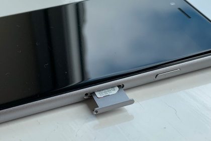 SIM-card-tray-sliding-out-of-iPhone-6S